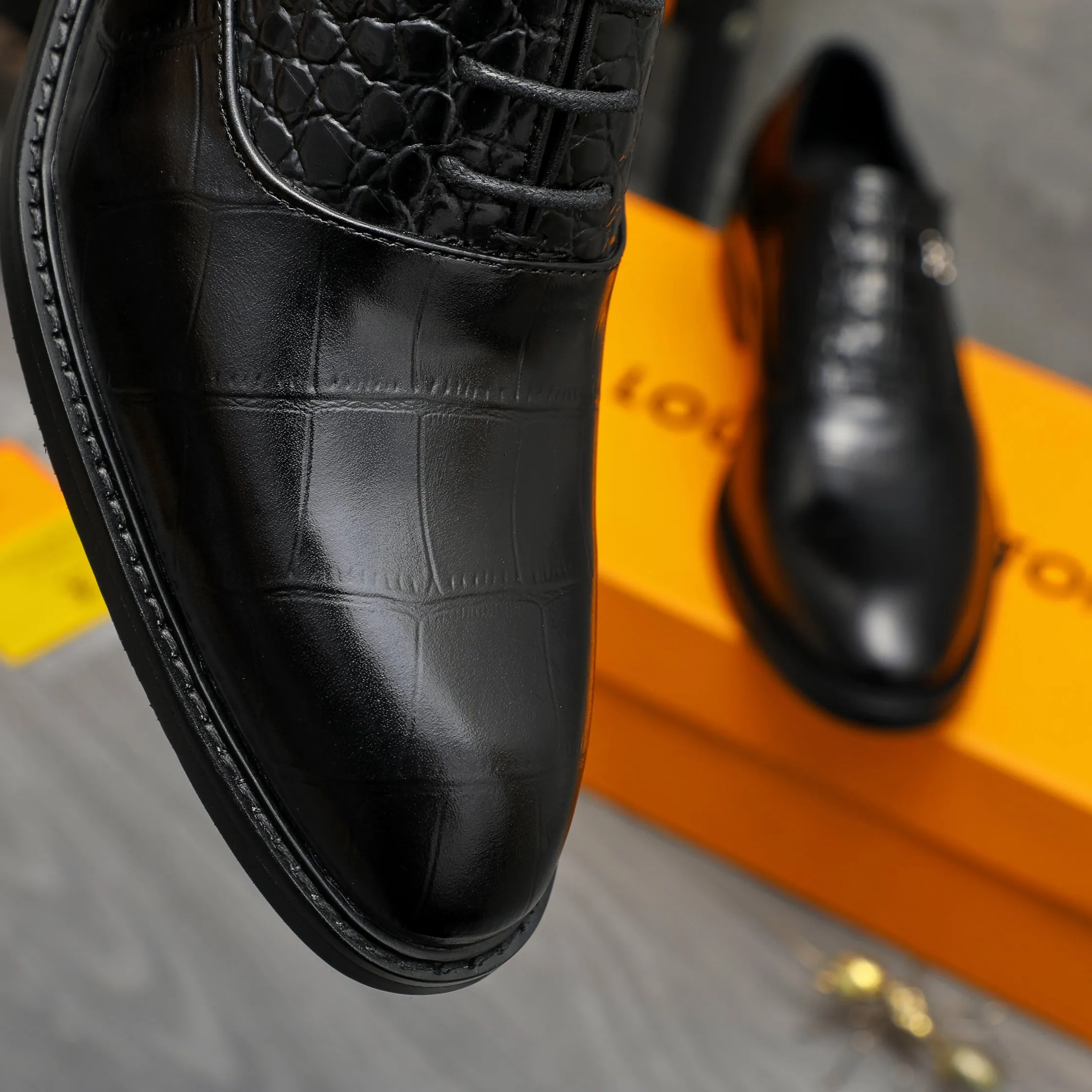Men's shoes 💰p460 Product trademark: LV (Louis Vuitton) business lace-up formal leather shoes Regular size: 39-44 (38.45 custom-made, non-returnable) Product materials: Selected high-quality stone grain cowhide stitching upper, cowhide lining, original rubber outsole
